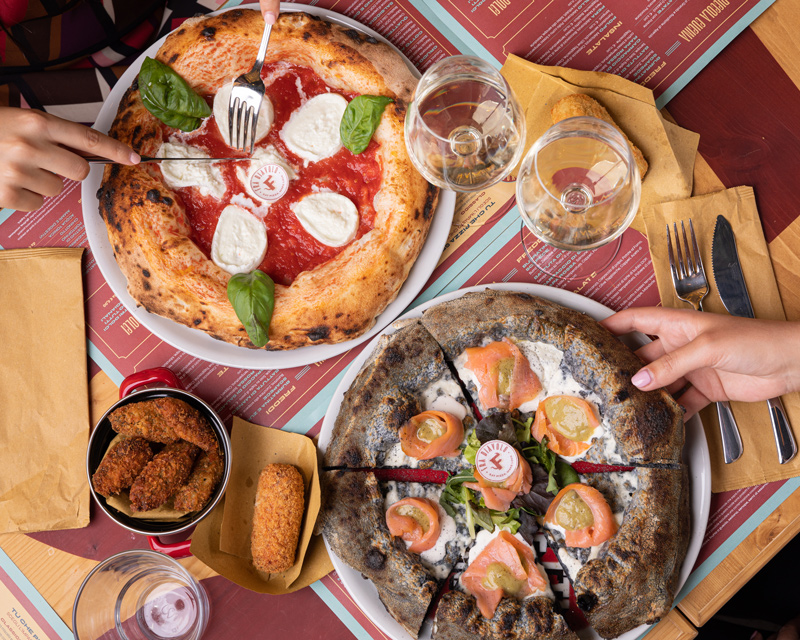 Pizza nera al carbone vegetale