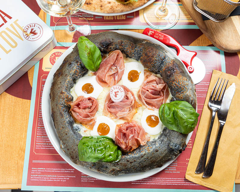 Pizza contemporánea con masa de carbón negro